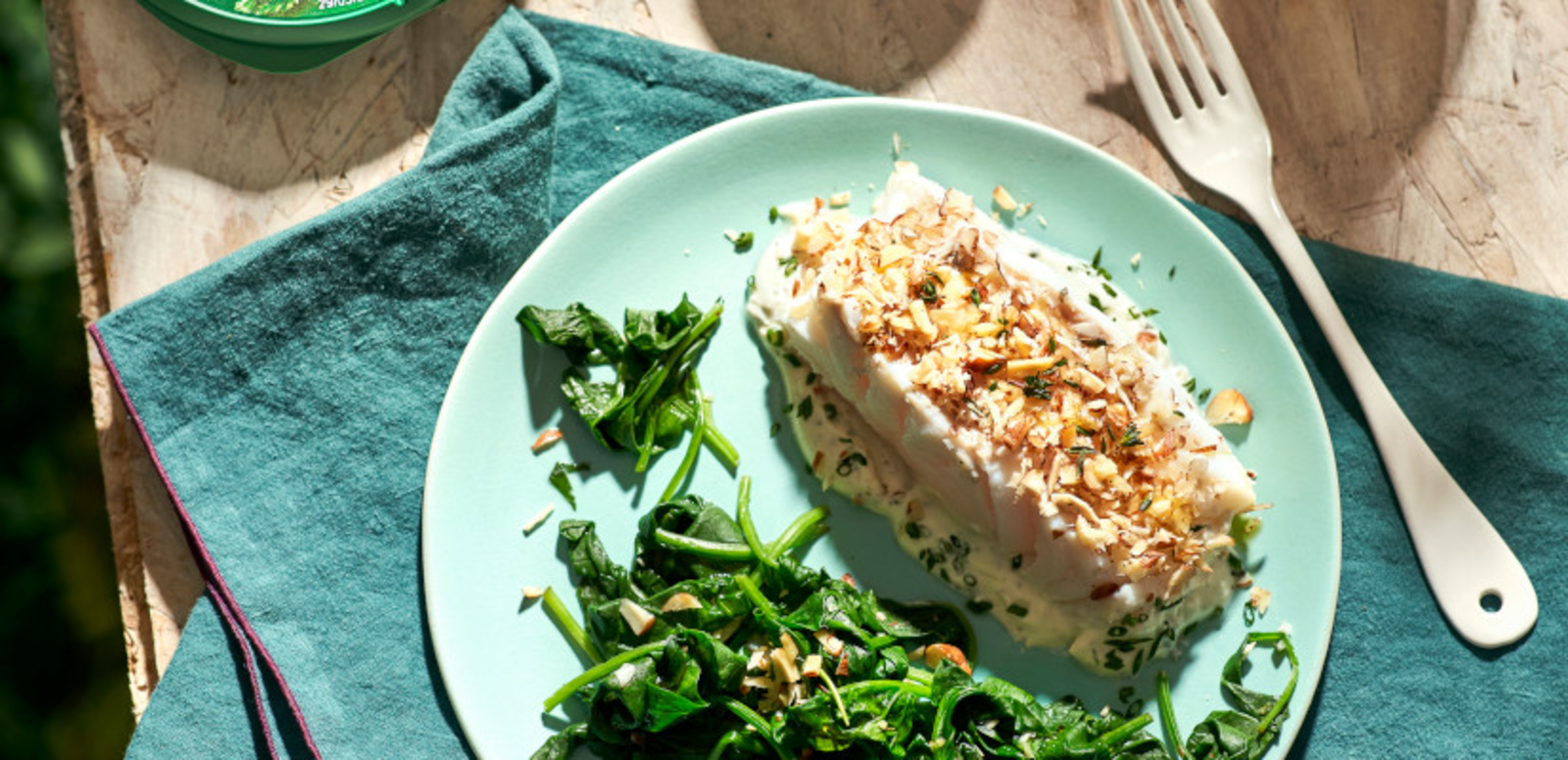 Pavé de cabillaud rôti, poêlée d’épinards à l’ail, crème de fromage ail & fines herbes