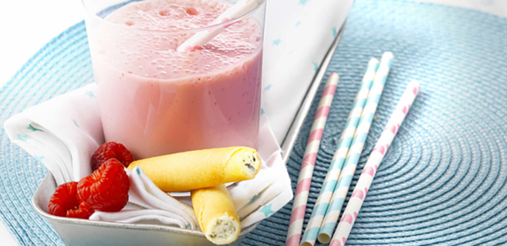 Smoothie framboise et cigarettes farcies au fromage frais