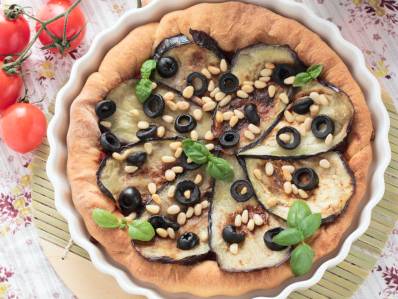 Tarte au chèvre frais, oignons caramélisés et aubergines