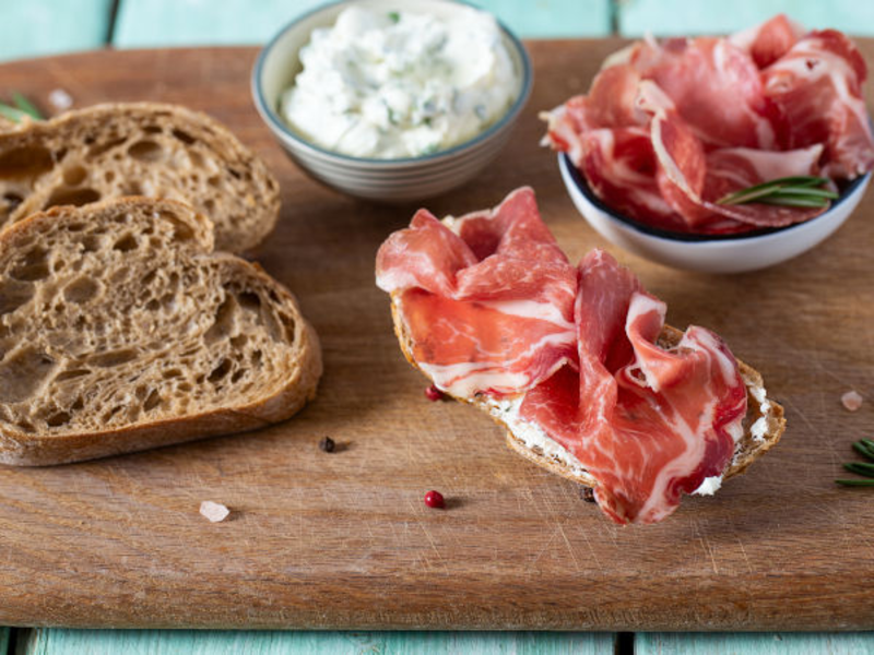 Tartine au fromage de chèvre frais, coppa et roquette