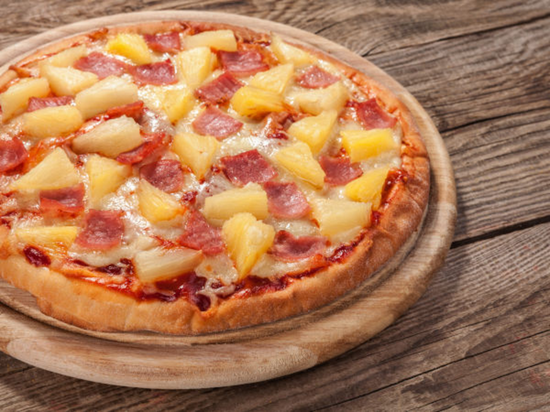 Pizza à l'ananas et au fromage de chèvre frais