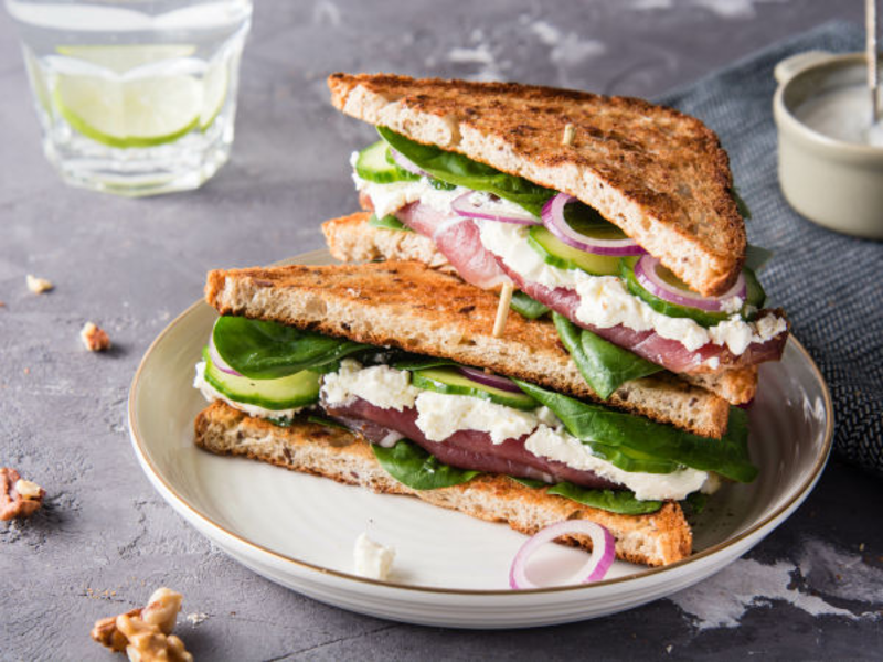 Sandwich-cake au chèvre frais, rosette et roquette