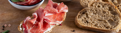 Tartine au fromage de chèvre frais, coppa et roquette