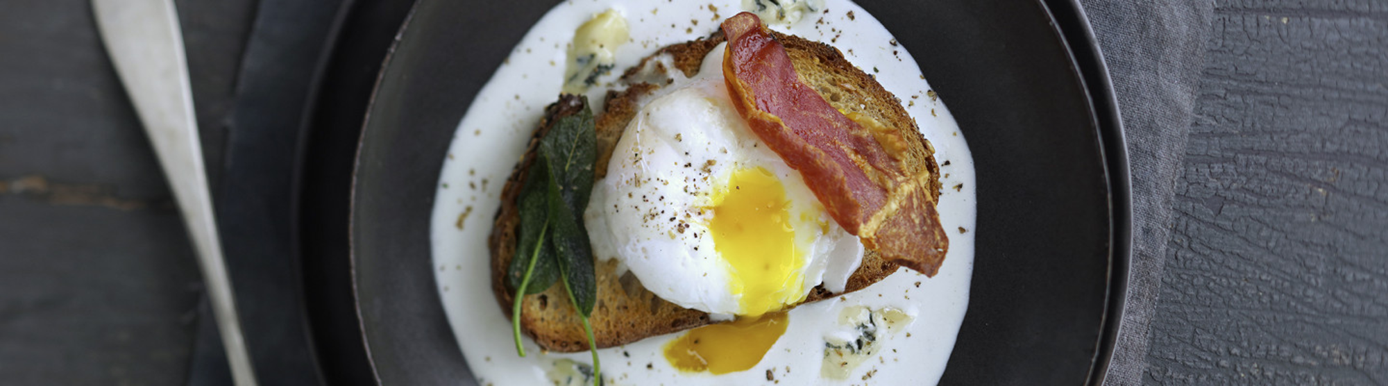 Œuf poché sur pain toasté à la crème au bleu