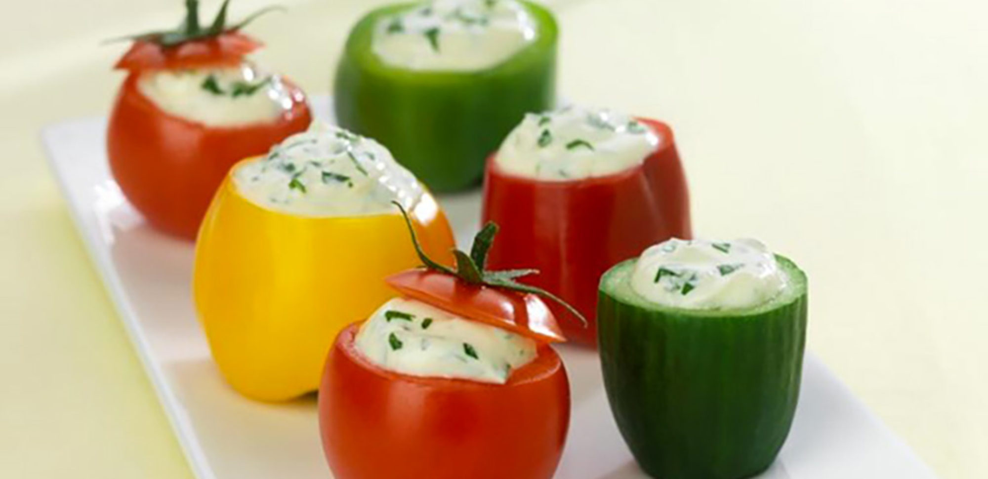 Petits légumes farcis au fromage frais pour l'apéritif