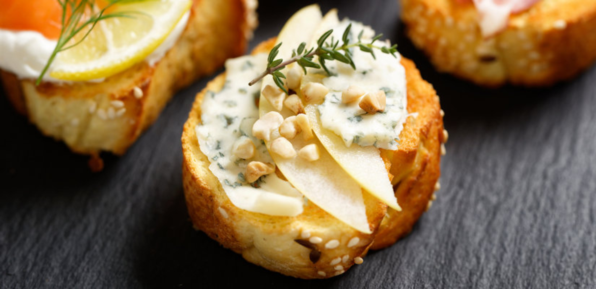 Canapés apéritifs poire et roquefort