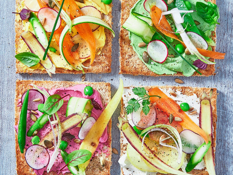 Toast au fromage frais et légumes du soleil