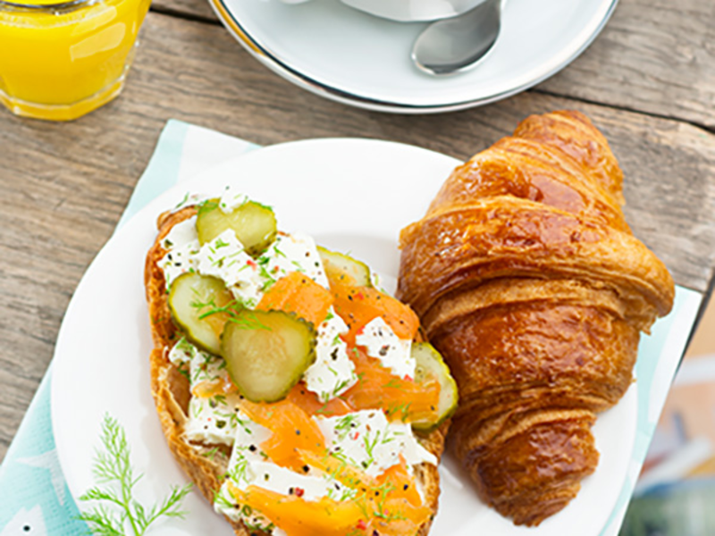 Croissant au saumon fumé et fromage frais