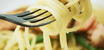 Spaghettis aux courgettes et saumon fumé, sauce au chèvre frais