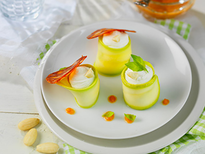 Roulés de courgette au fromage frais, chorizo et tomate à l’ail