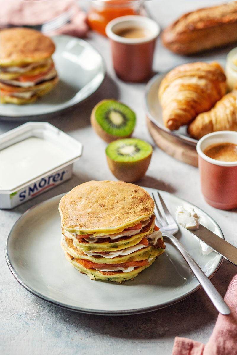 Gâteau de pancakes salés aux poireaux et saumon fumé au fromage frais