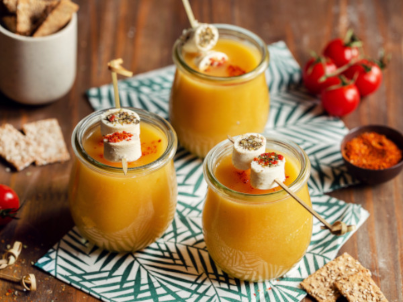 Gaspacho de melon, concombre et fromages apéritifs aux saveurs italiennes