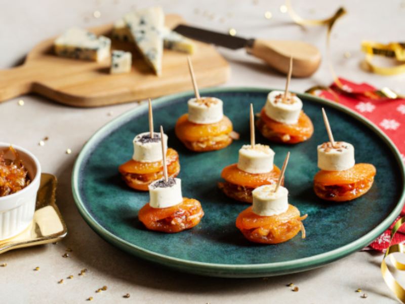Abricots farcis au chutney d’échalotes et fromage au bleu