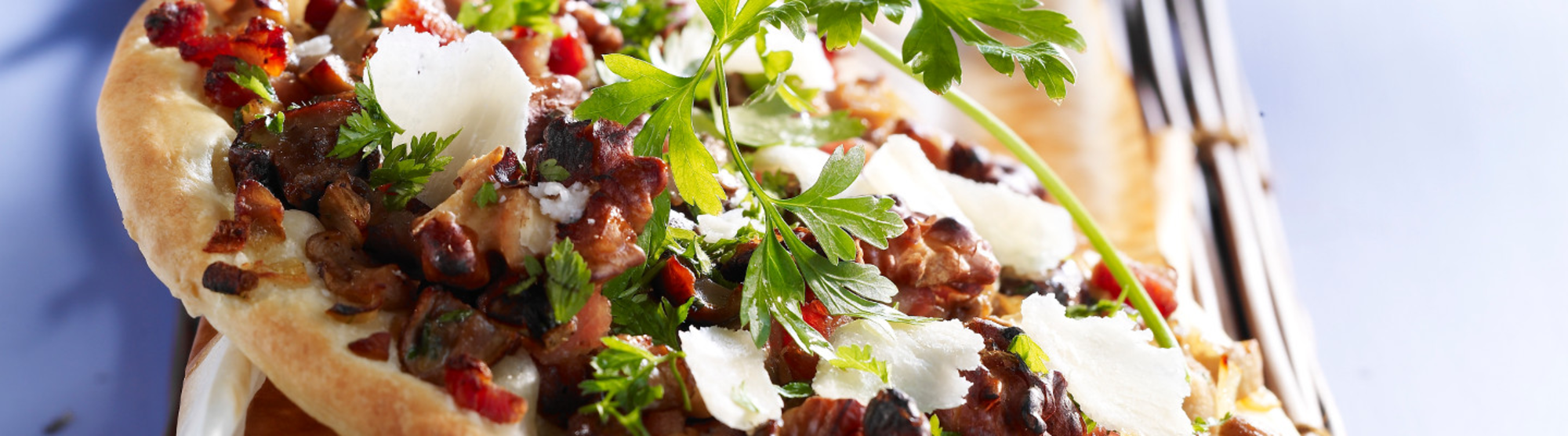 Pizza maison aux champignons, lardons et parmesan