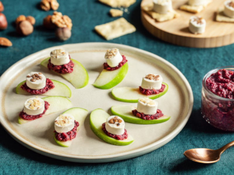 Quartiers de pommes au pesto de betterave et fromage apéritif aux noix