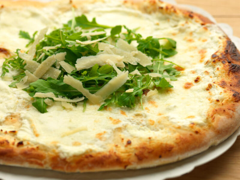Pizza blanche au fromage de chèvre et parmesan