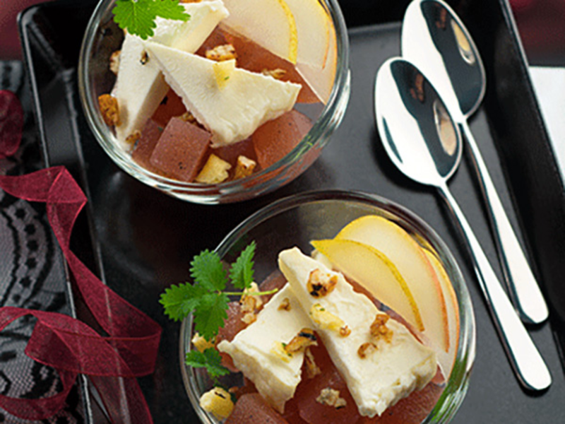 Gelée de poire au vin, fromage et crumble de crackers japonais