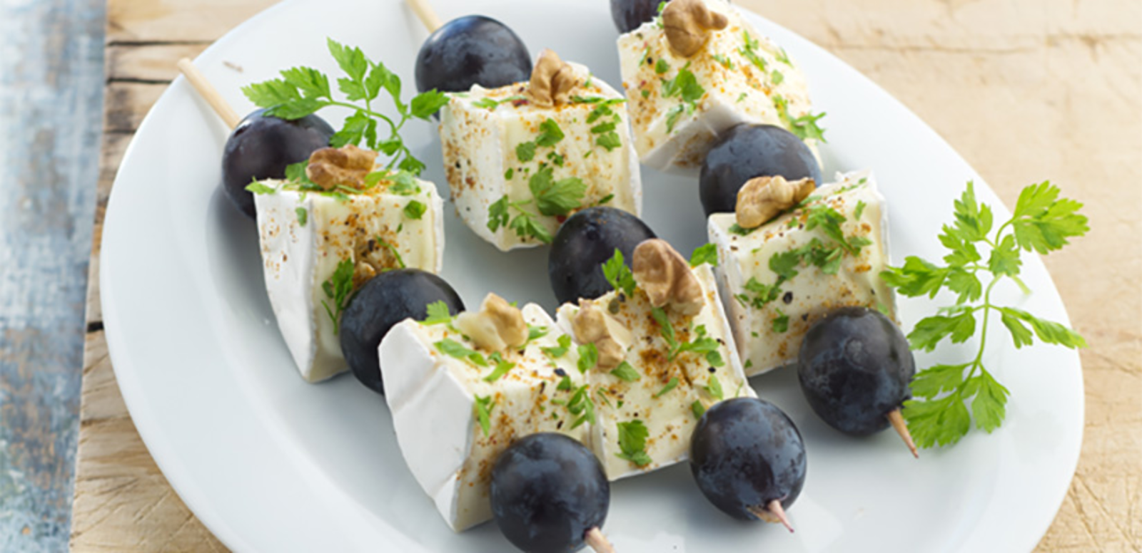 TH05_brochettes-de-raisins-et-fromage-aux-noix-et-epices