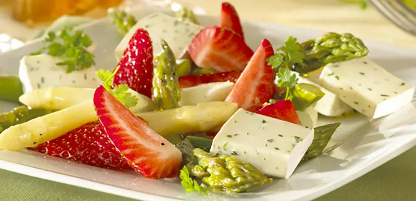 Salade aux deux asperges, fraise et fromage frais