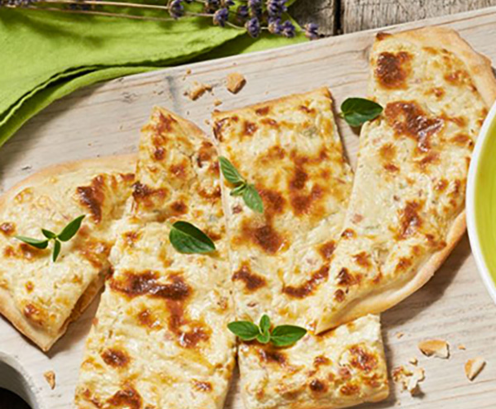 TH06_tarte-flambee-facile-et-rapide-au-fromage-frais-ail-et-fines-herbes