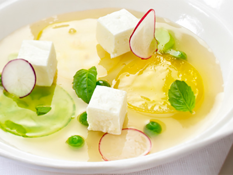 Légumes d'été en gelée et fromage frais