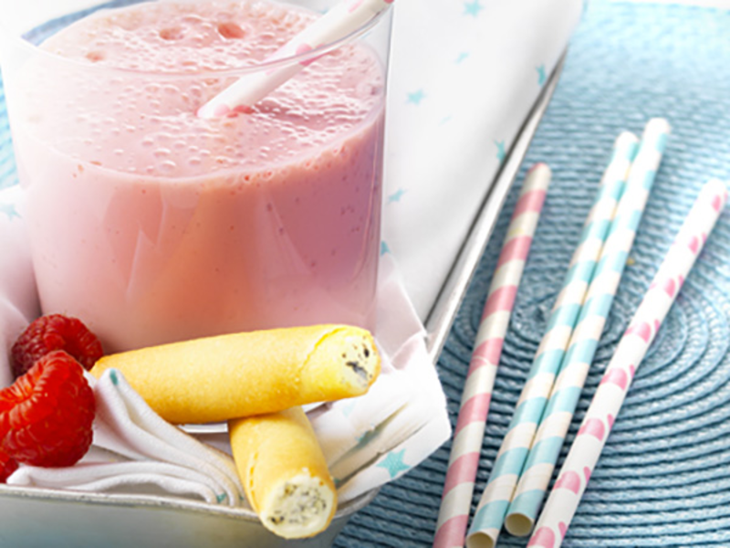 Smoothie framboise et cigarettes farcies au fromage frais