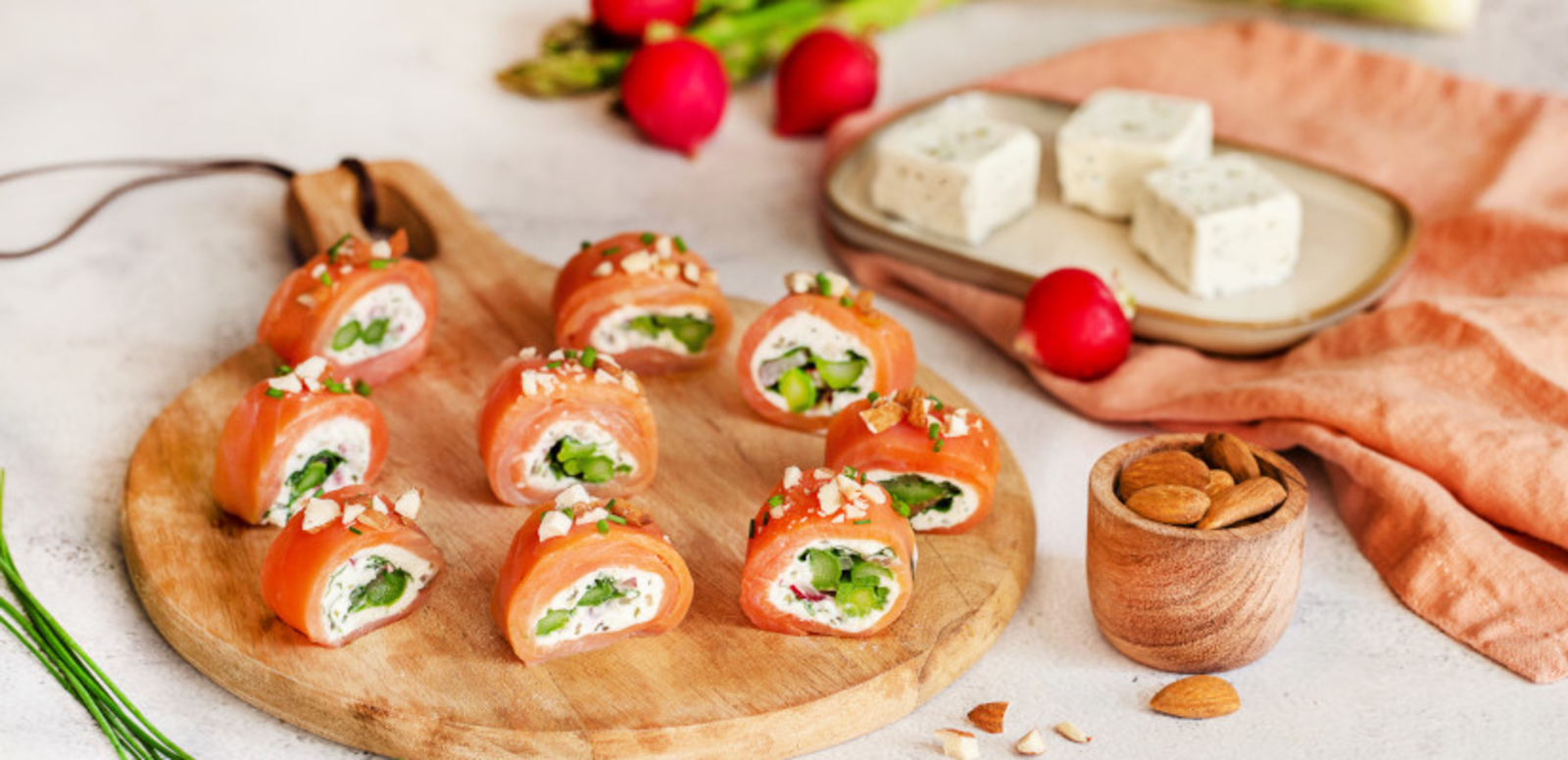 Roulés truite fumée, asperges vertes et fromage frais