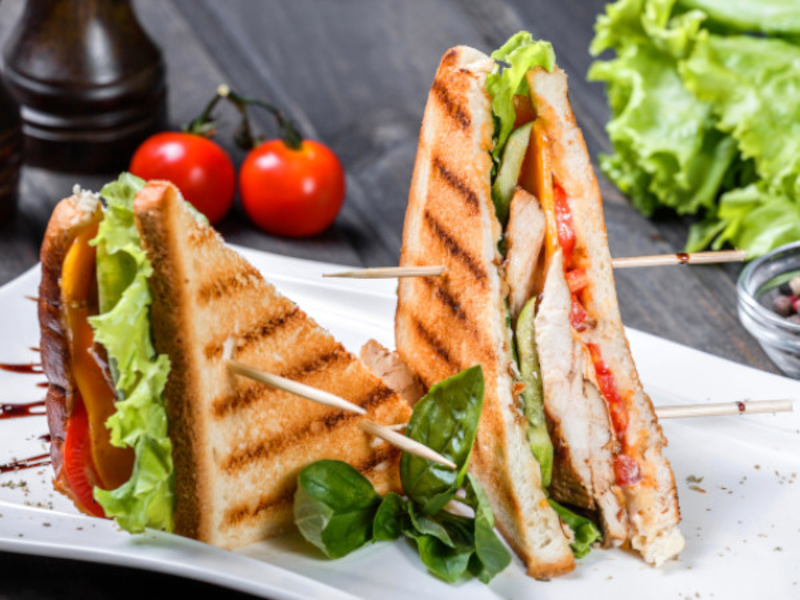 Club-sandwich au poulet, fromage et courgette