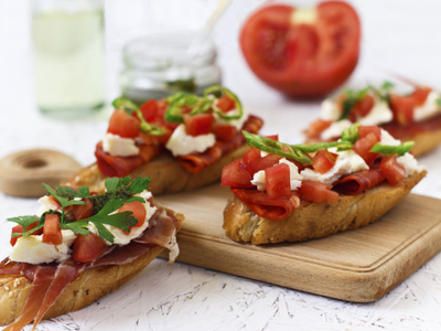 Bruschetta aux poivrons, coppa et fromage