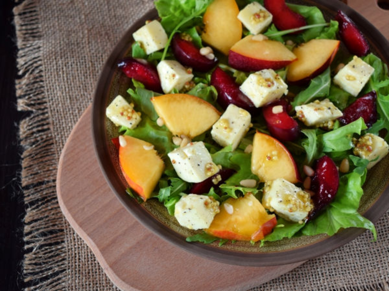 Salade au fromage de brebis, nectarines et bacon