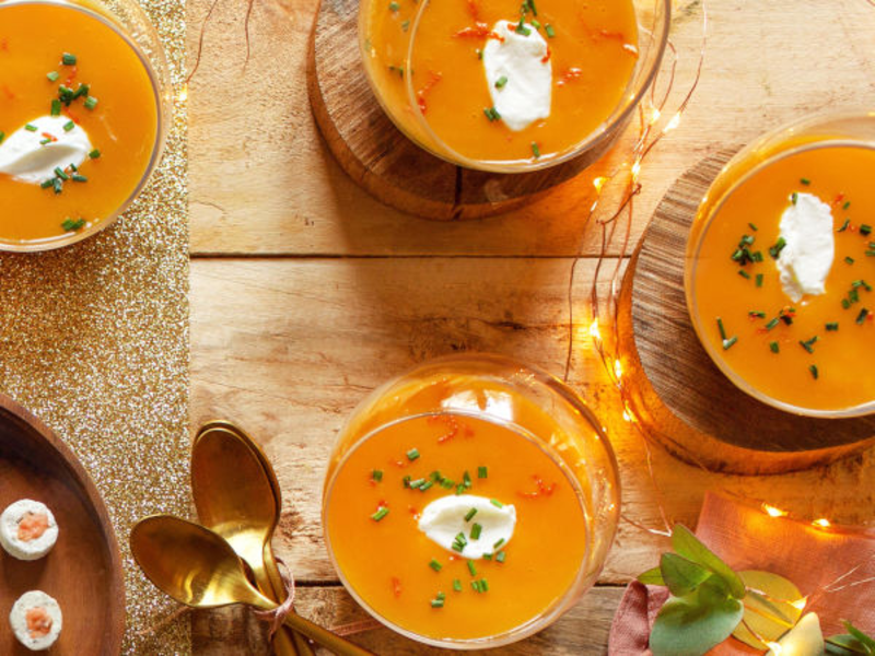 Velouté de butternut et clémentines et billes apéritives au saumon