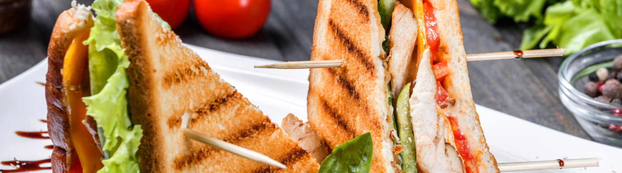 Club-sandwich au poulet, fromage et courgette