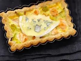 Tarte aux poireaux, saumon et fromage bleu