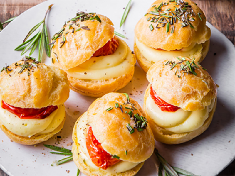 Petits choux aux tomates confites et crème de fromage à raclette