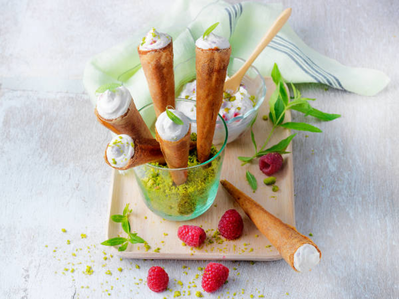 Cornets croustillants au fromage frais, framboise et pistache