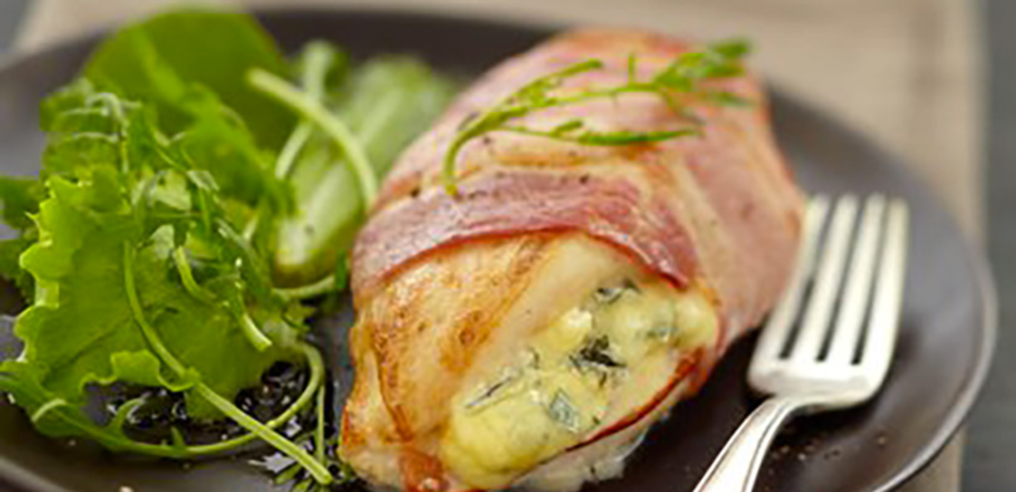 Le poulet grillé au bleu et au lard