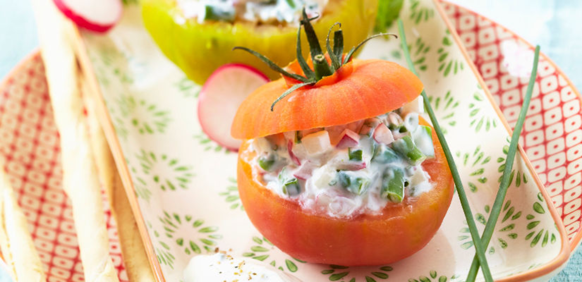 Tomate farcie et sauce au fromage frais