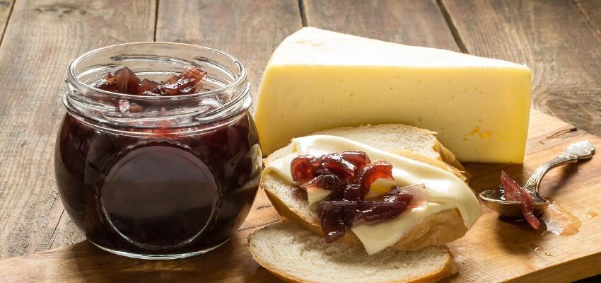 TH05_onion-jam-white-bread-and-cheese-picture-id531547730