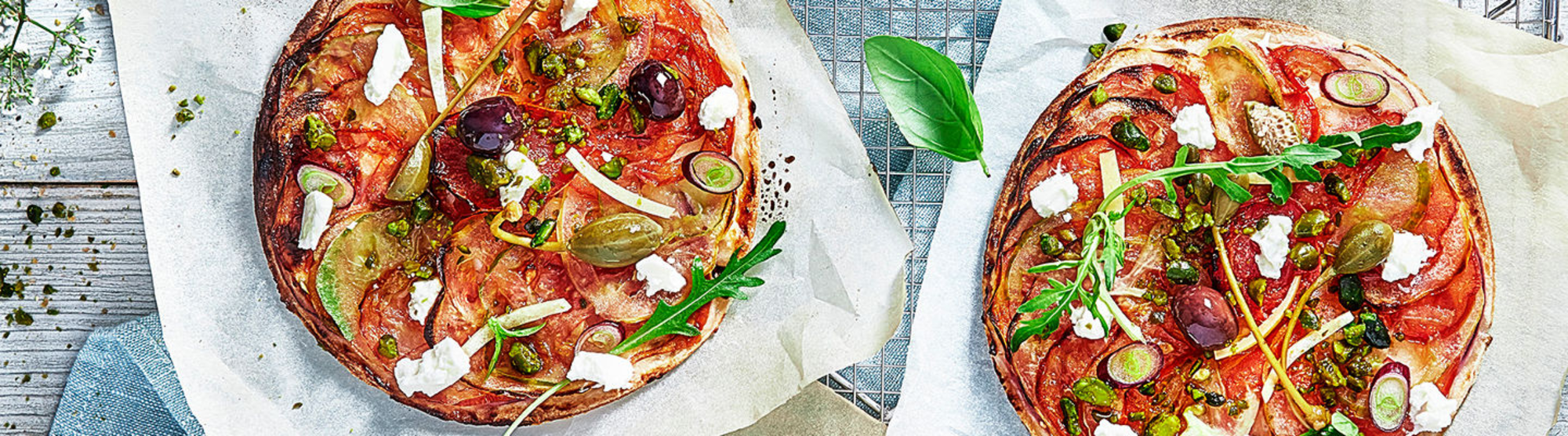 Pizzas minute au fromage frais, tomates et pistache