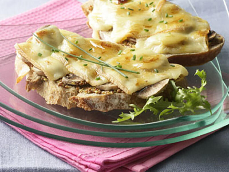 Tartine gratinée au fromage à raclette et petits lardons