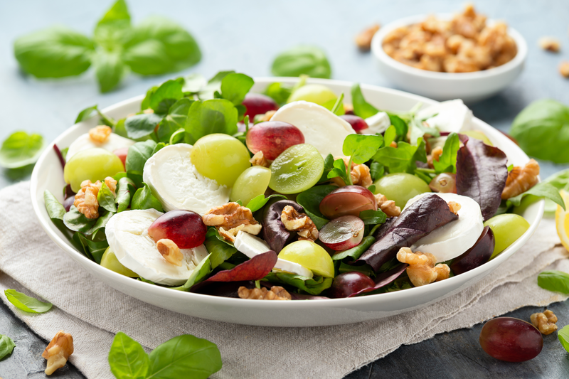 Salade verte aux raisins, noix et fromage de brebis