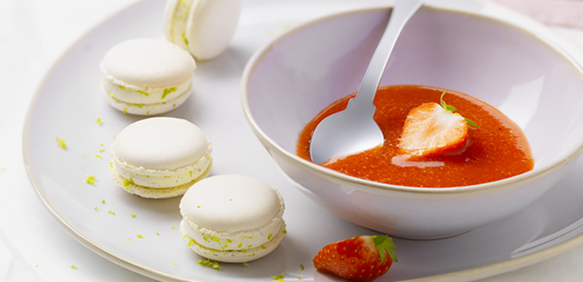 Macarons au fromage frais et au combava, et soupe de fraise