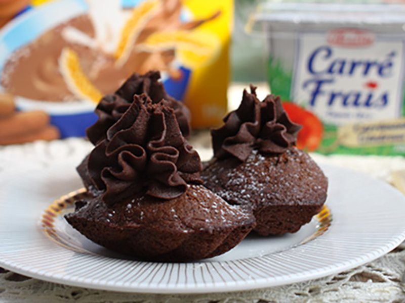 Madeleines au chocolat, glaçage au fromage frais