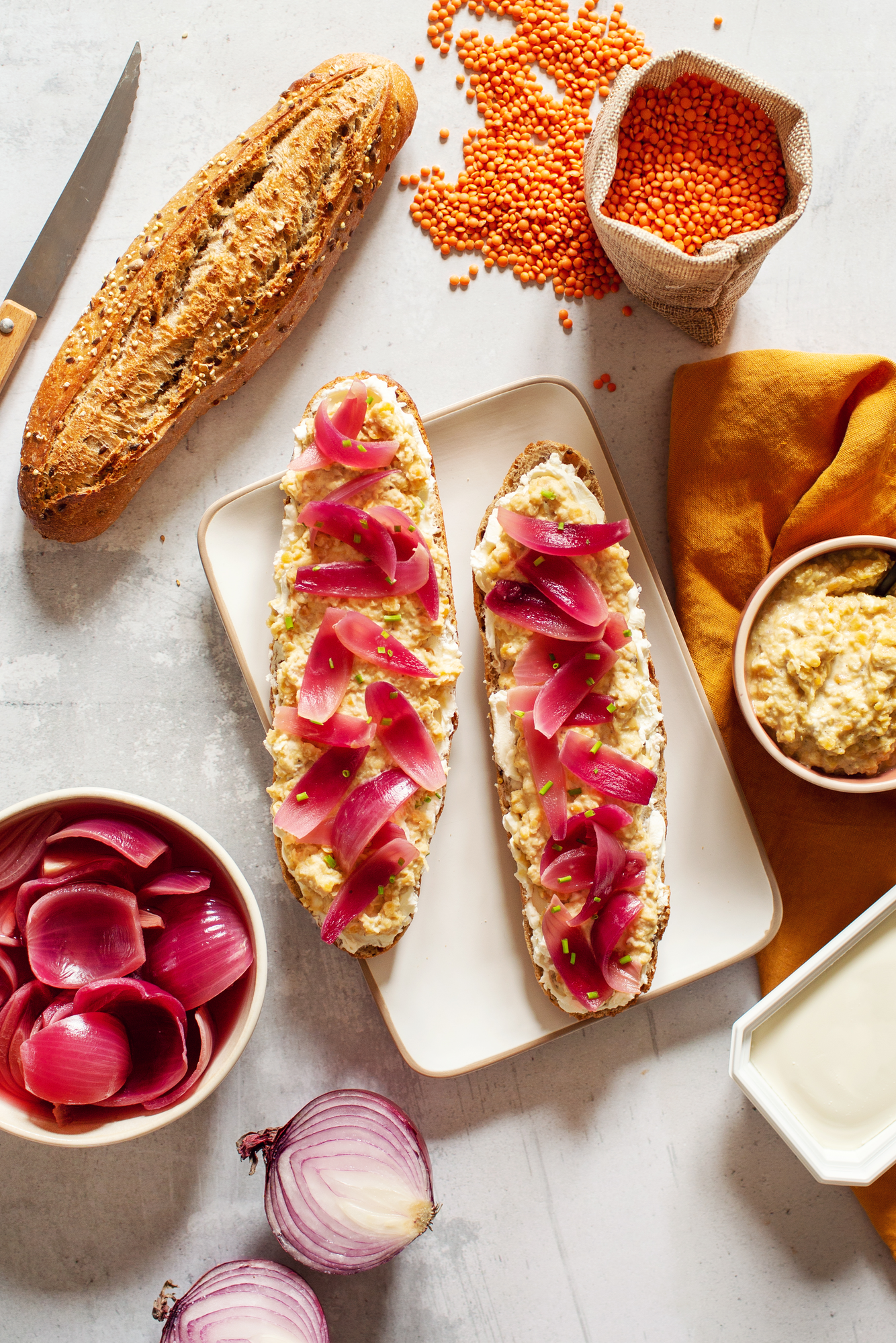 Tartines de lentilles corails et pickles d'oignon