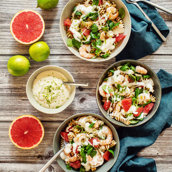 Salade de pâtes, crevettes et pamplemousse