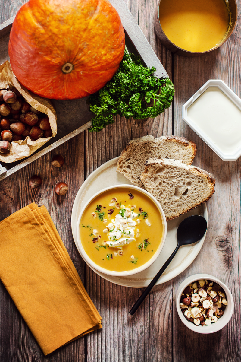 Velouté de potimarron et noisettes grillées au fromage frais