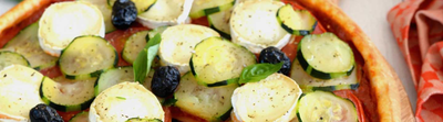 Pizza tomates, courgette et fromage de chèvre