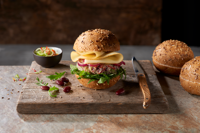 Burger veggie au fromage et oignons marinés