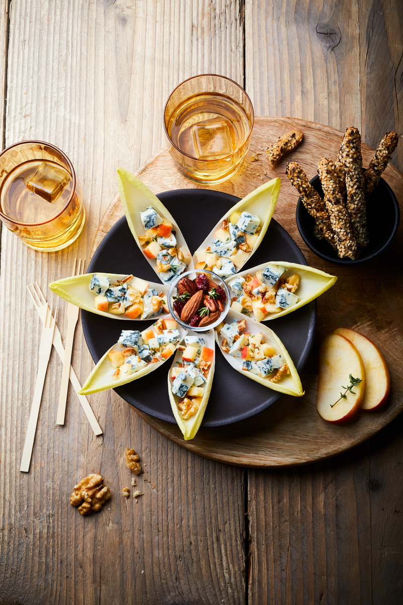 Endives apéritives au bleu, noix et pommes