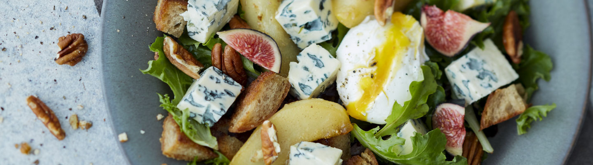 Salade composée poire, figue, oeuf mollet et bleu